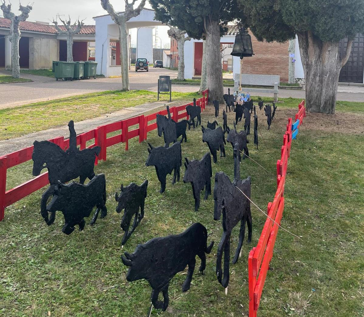 Los usuarios de Asprodes amplían con un tablao la decoración carnavalera de Sanjuanejo