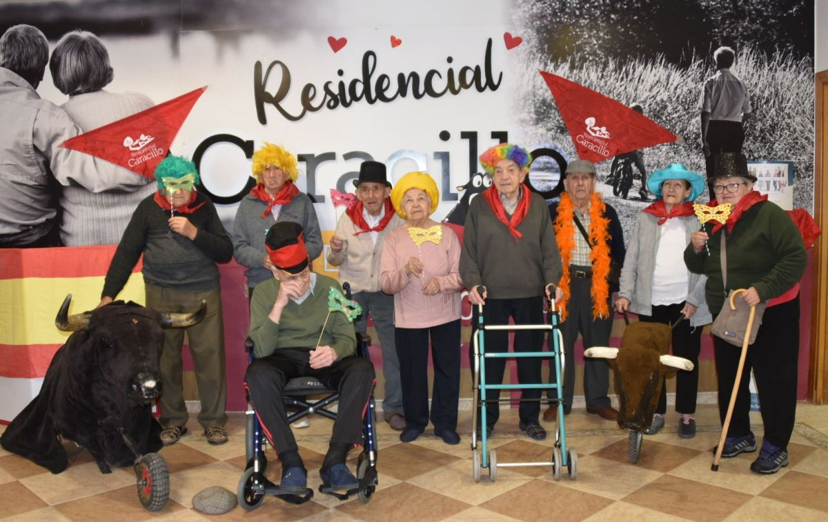 La Residencia Caracillo celebra su propio encierro carnavalero