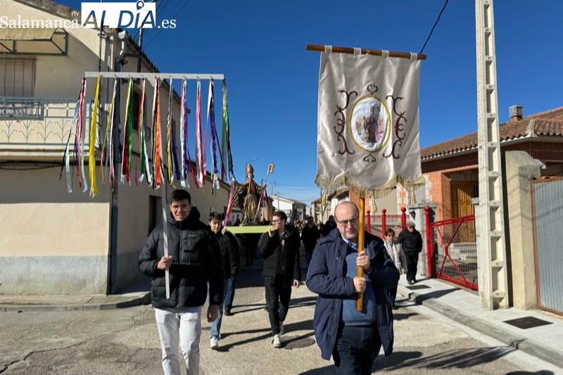 Gran ambiente en la esperada festividad de las gargantillas de San Blas en Santiago de la Puebla