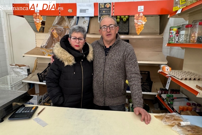 Lágrimas, brindis y recuerdos de José Guerras en el cierre de su tienda en Macotera por jubilación: Los clientes son como familía y el barrio de Santa Ana, mi vida