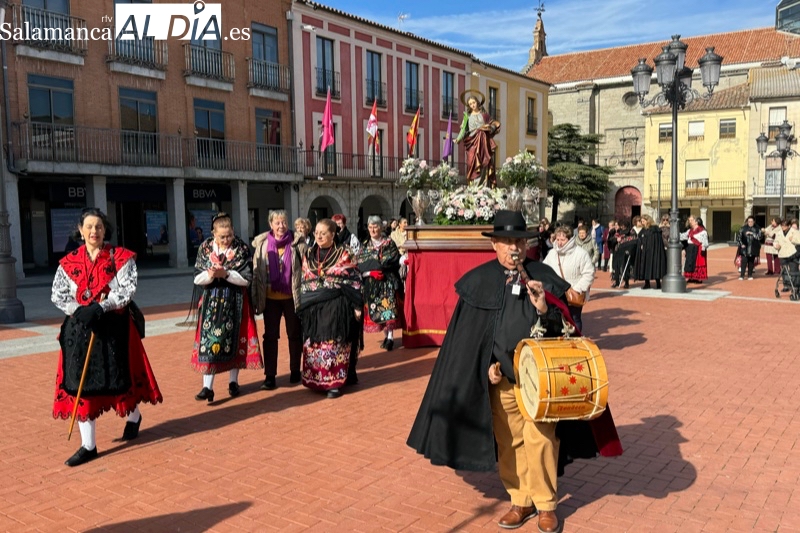 Bailes y gran ambiente para festejar Santa Águeda en Peñaranda, con María del Rocío al frente como nueva aguedera mayor