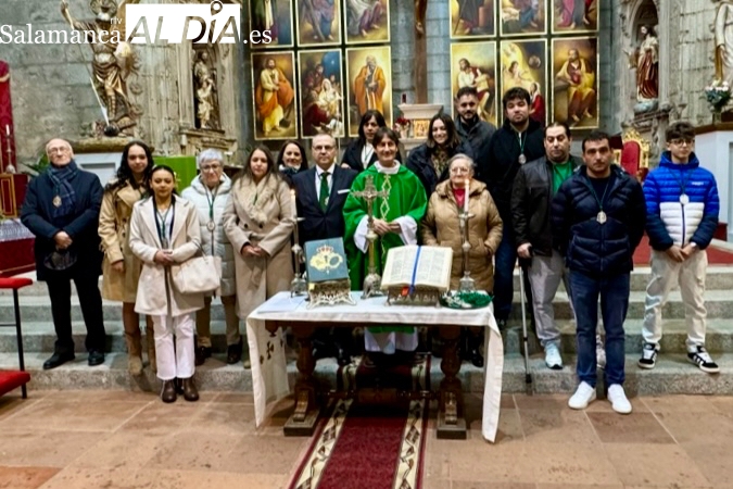 Los nuevos cofrades de la Esperanza juran las reglas y reciben la medalla en un solemne acto