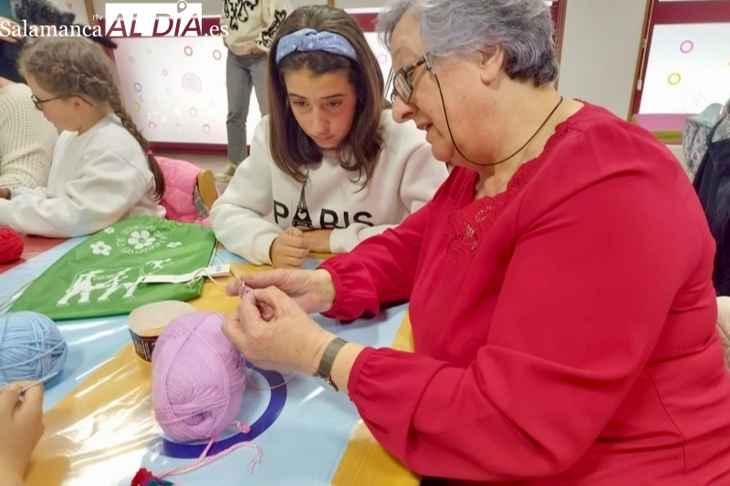 Últimos preparativos y últimas plazas disponibles para arrancar un nuevo Taller de Ganchillo Intergeneracional