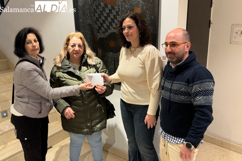 Las águedas peñarandinas entregan la recaudación obtenida con la gran chocolatada solidaria de su fiesta a la asociación Aerscyl