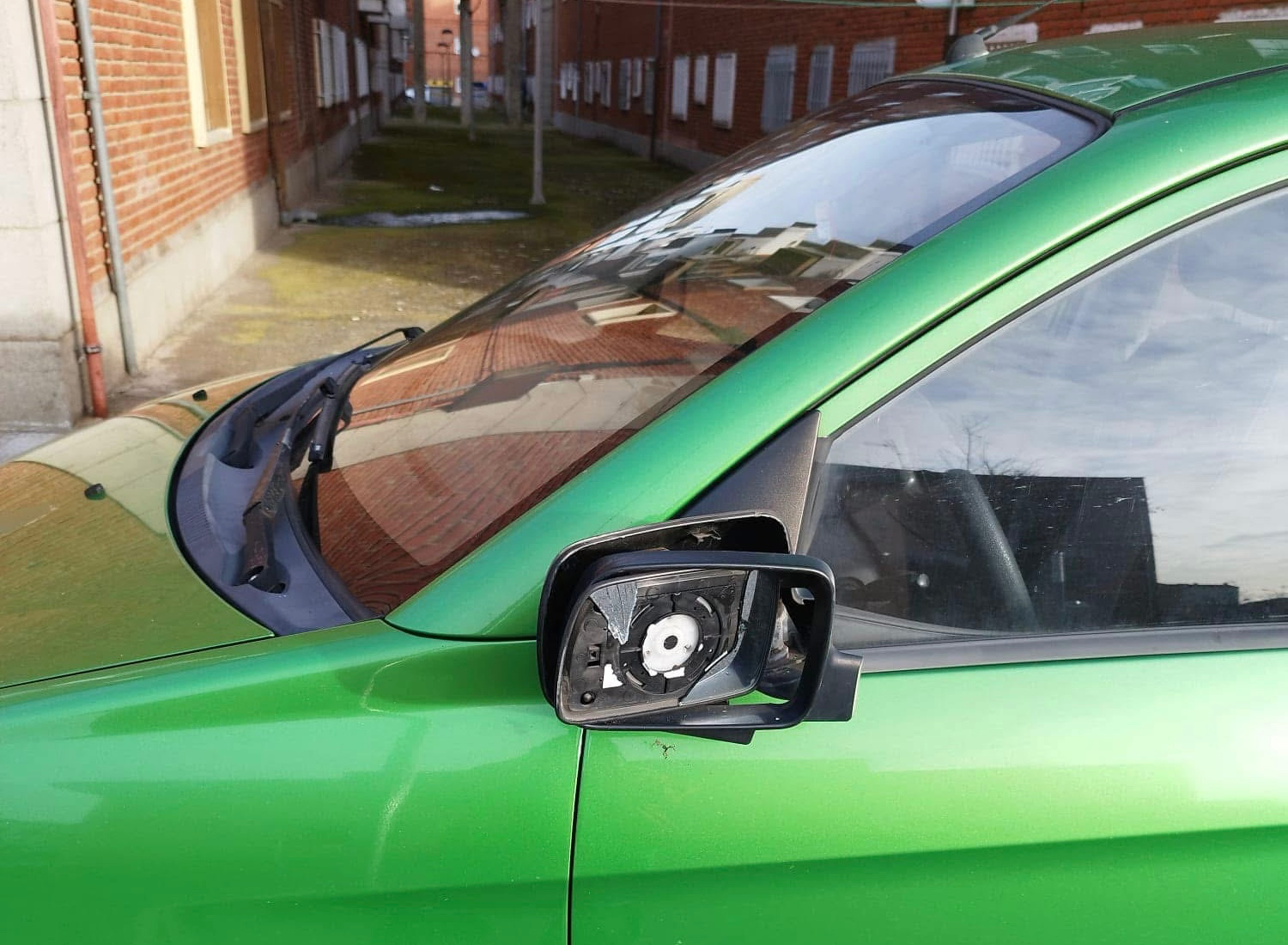 Llamamiento vecinal para dar con el autor de los daños generados en un coche aparcado cerca del Centro de Salud