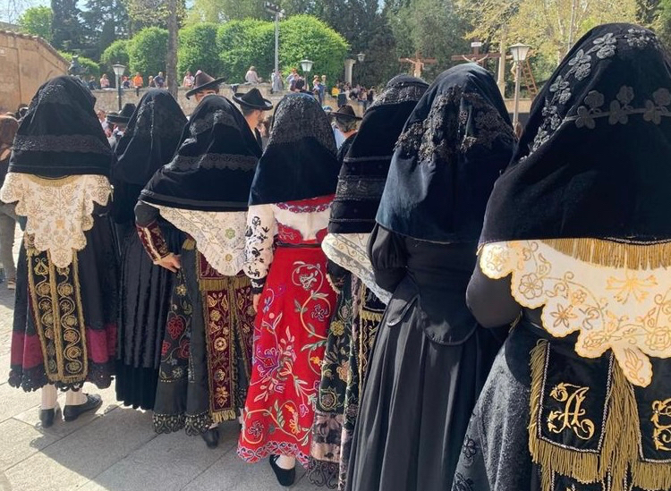El I Encuentro de Capas y Trajes Charros de Macotera roza los 200 participantes y contará con prendas de gran valor histórico