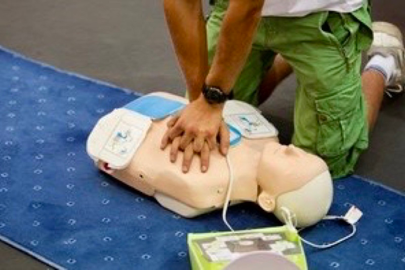 Formación gratuita para hosteleros y empresas sobre reanimación cardiopulmonar y maniobras frente a un atragantamiento