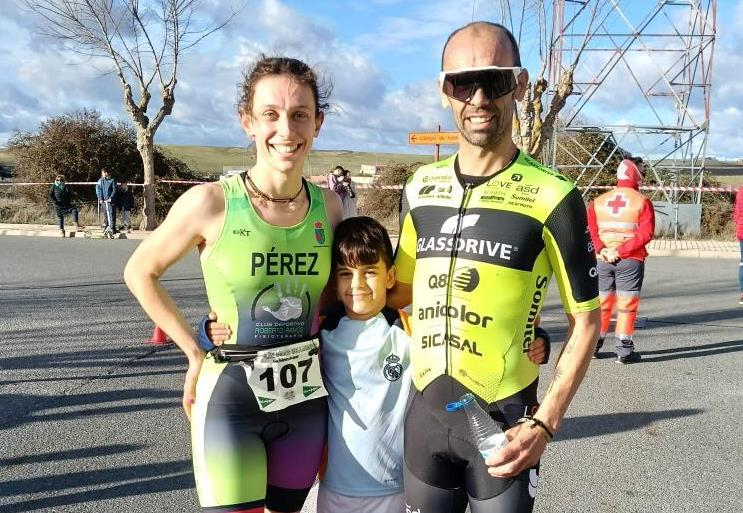 Pilar Pérez y Jesús Sánchez Macarro se hacen con la victoria por relevos en el Duatlón de Villamayor