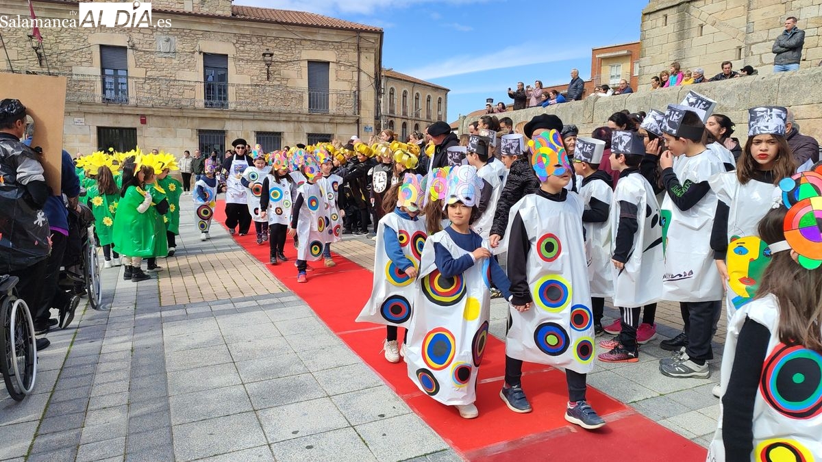 El CEIP Manuel Moreno viste de Carnaval las calles de Vitigudino