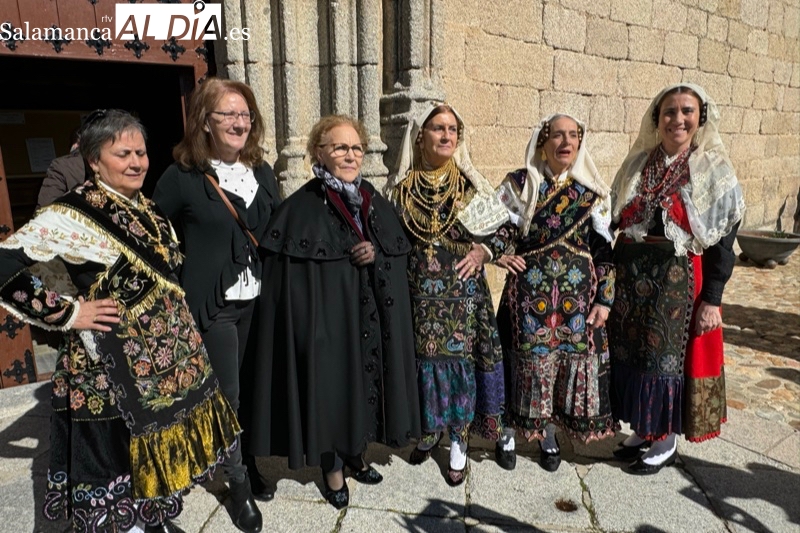 Multitudinario estreno para el I Encuentro de Capas y Trajes Charros de Macotera