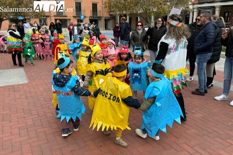 Diversión y mucho colorido en el llamativo desfile de carnaval de los colegios Miguel de Unamuno y Severiano Montero