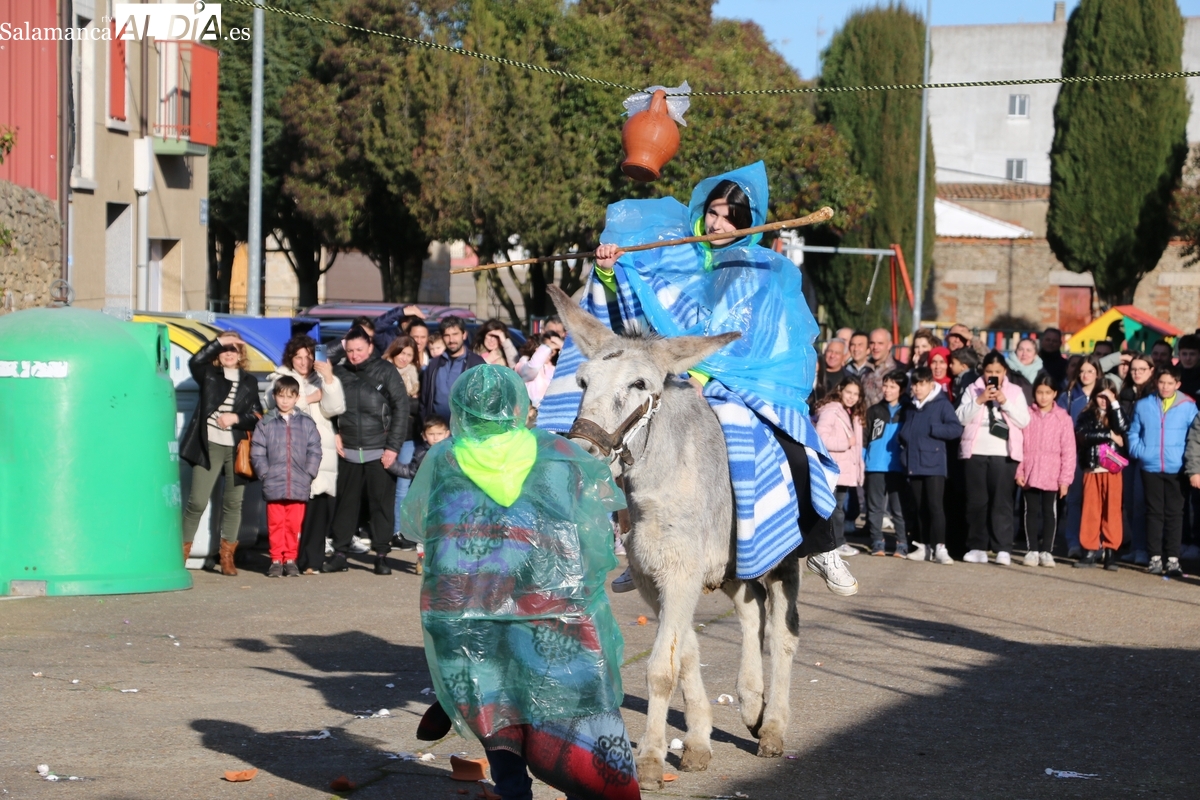 Los quintos 2025 no faltan a la tradicional rotura de cántaras en Vitigudino