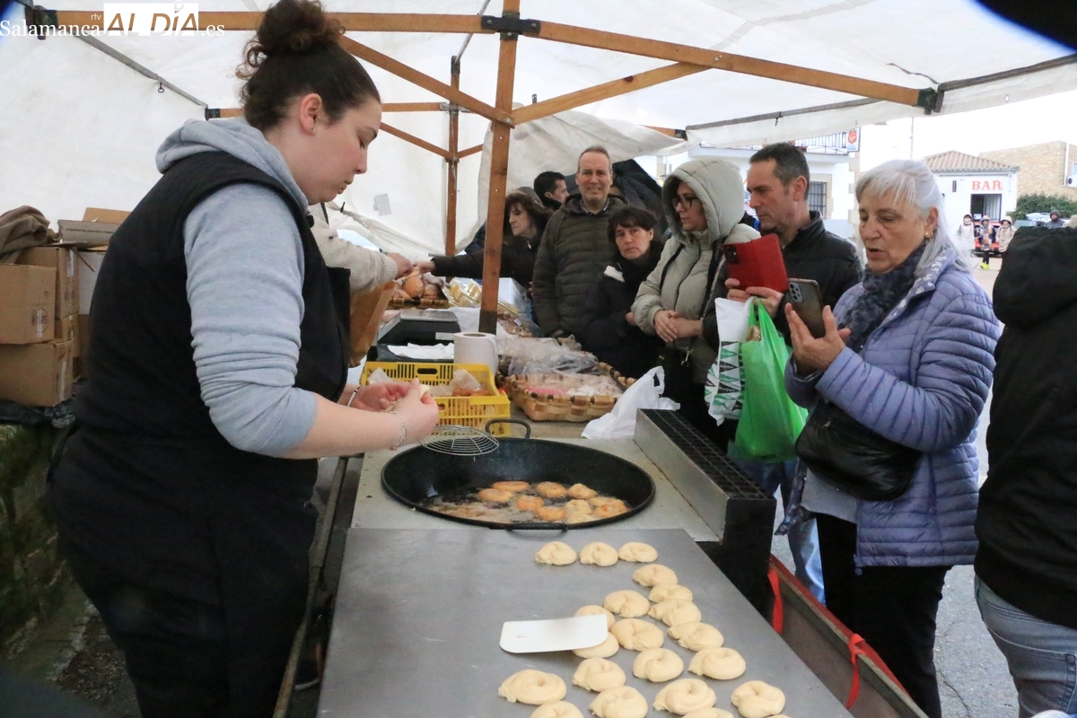La irrupción de la lluvia acorta un concurrido mercadillo en Trabanca