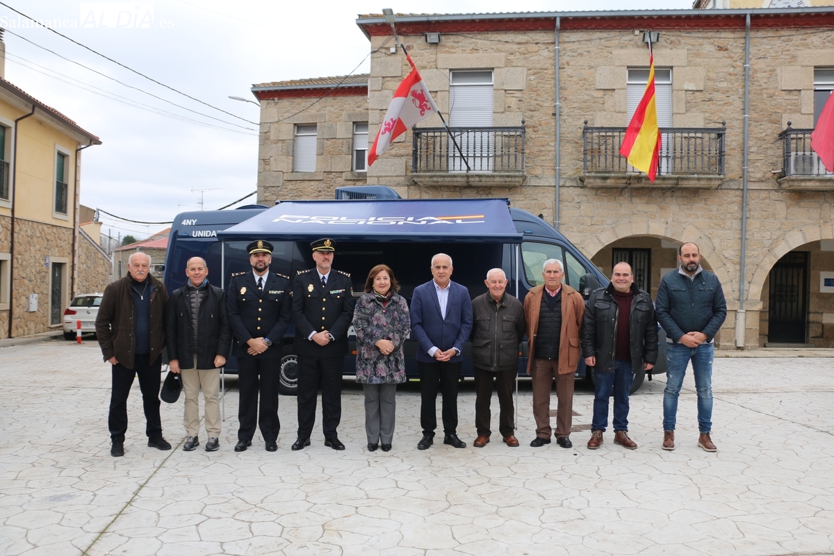 La Policía Nacional presenta la unidad móvil encargada de la renovación del DNI en los pueblos de la provincia
