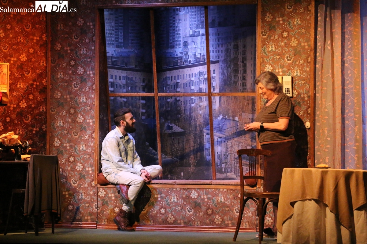 Lleno en Vitigudino para ver a Paraskenia Teatro y su ‘Madrid 19-67’