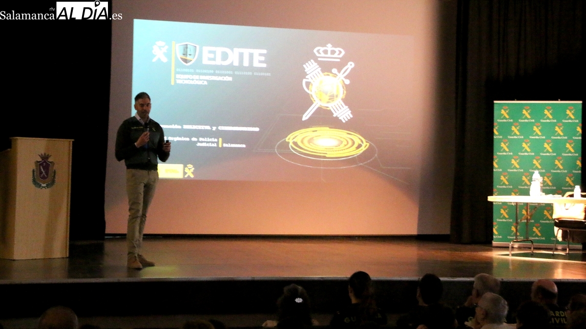 Llamar por teléfono al proveedor, método para verificar el número de cuenta de la factura y evitar la estafa