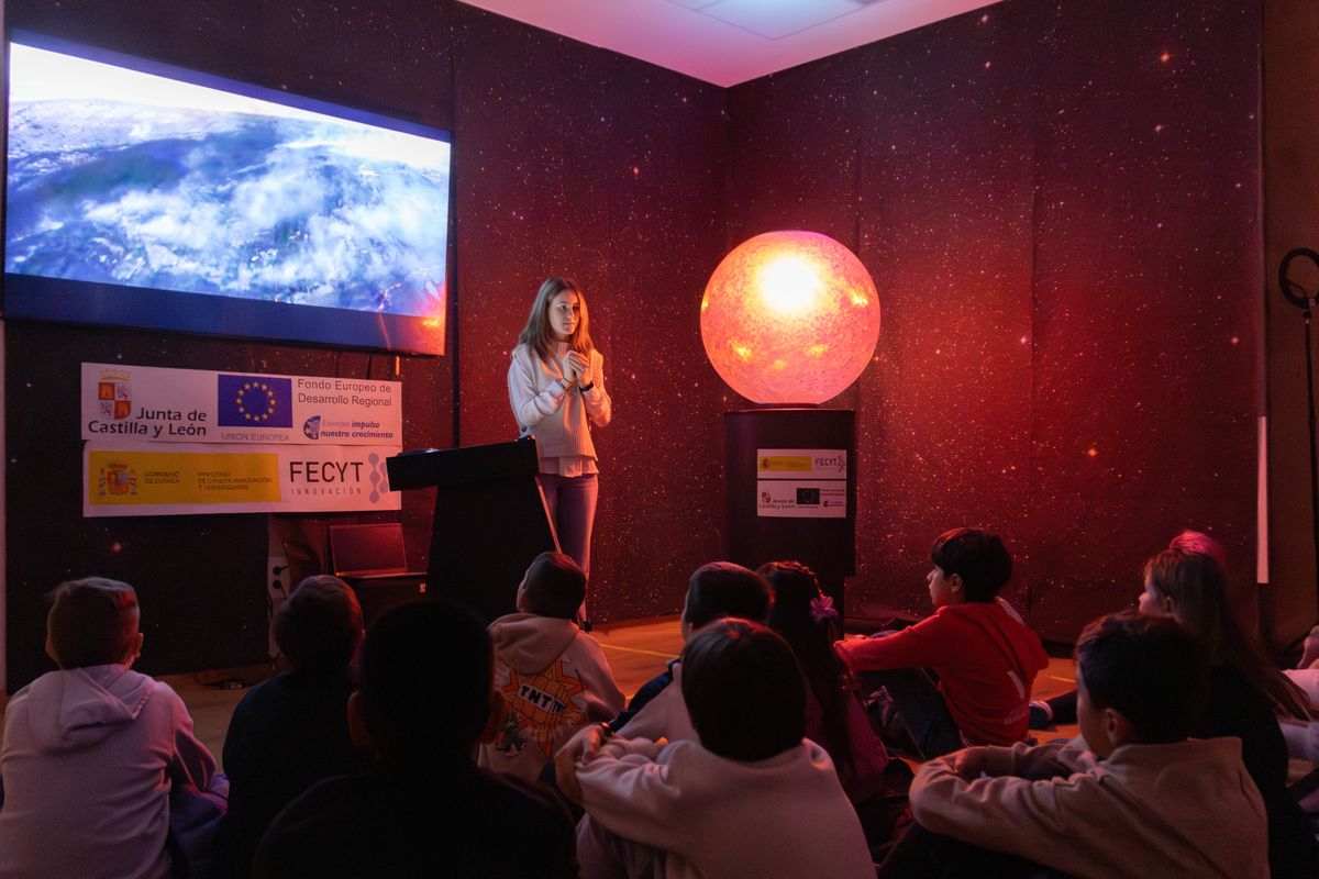 Más de 900 escolares salmantinos observan la huella de la humanidad en el planeta gracias a ‘Science on Sphere’