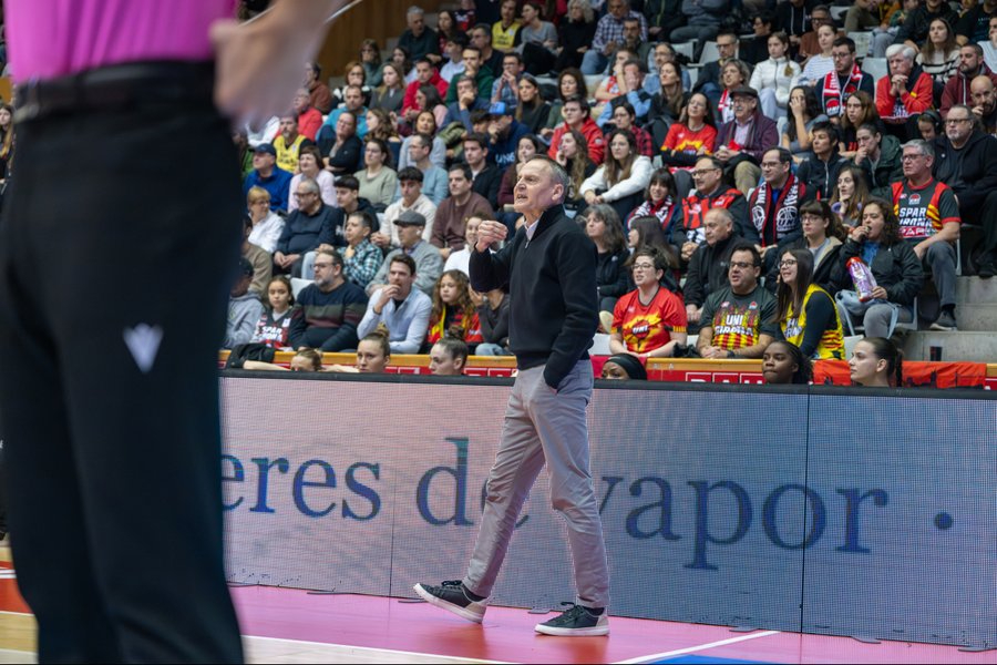 La visita en la pista de Íñiguez al árbitro le deja sin sentarse en el banquillo contra Perfumerías Avenida: ¡7 partidos de sanción!