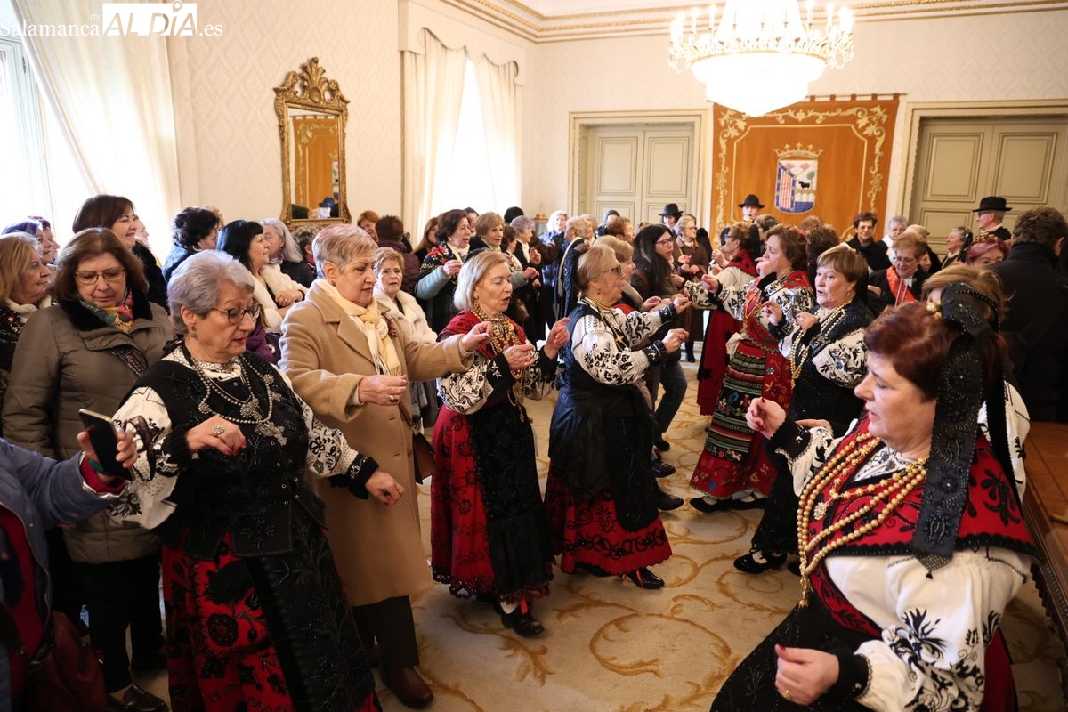 VÍDEO y FOTOS | Las Águedas toman el Ayuntamiento de Salamanca a ritmo de gaita y tamboril