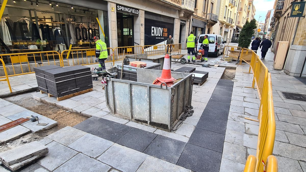 La nuevas losas antideslizantes que evitarán caídas en el centro de Salamanca
