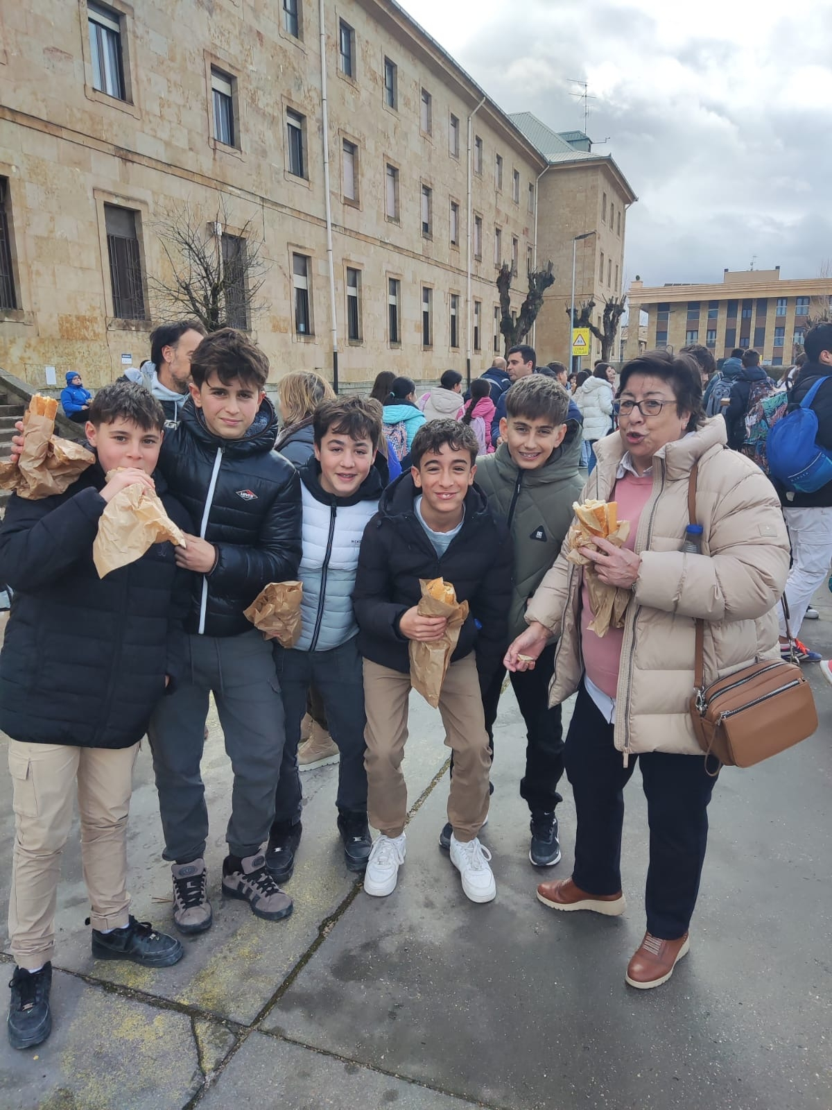 Más de 1.000 bocadillos solidarios en el Colegio San Agustín (FOTOS)