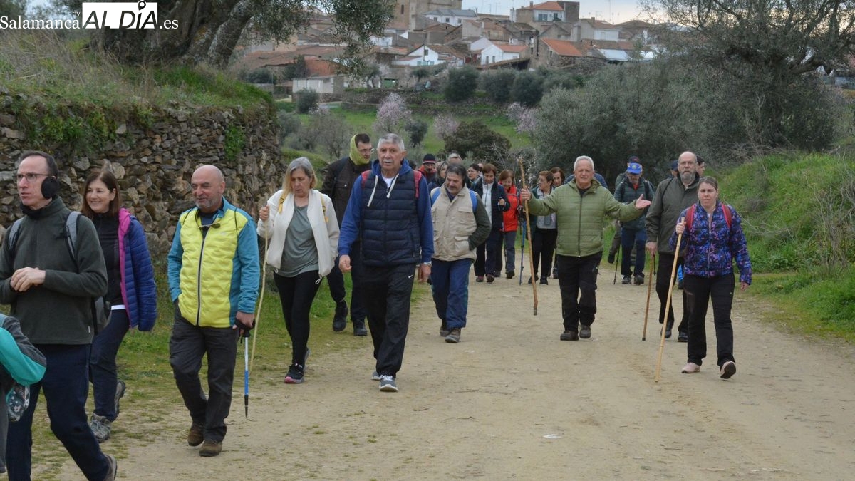 La marcha Almendros en flor congrega a más de 150 senderistas en La Fregeneda