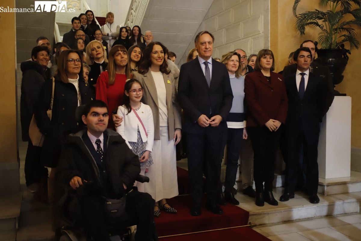 FOTOS | El Ayuntamiento de Salamanca recibe a Aerscyl para visibilizar, concienciar y desestigmatizar las enfermedades raras