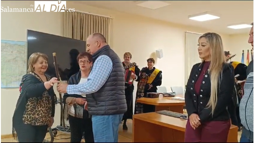 Isabel García Herrero recibe del alcalde de Villarino el bastón de mando municipal