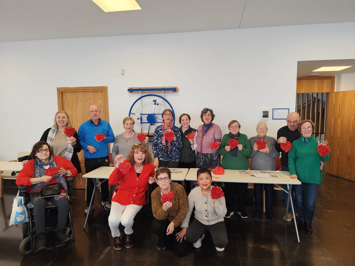 Los mayores de Santa Marta disfrutan con el taller de manualidades