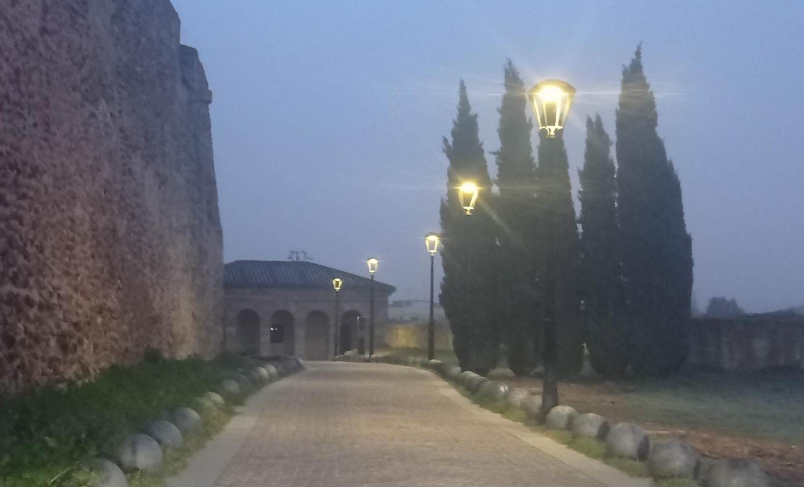 Efectuado el cambio de lateral de varias farolas junto al Cuerpo de Guardia de San Pelayo