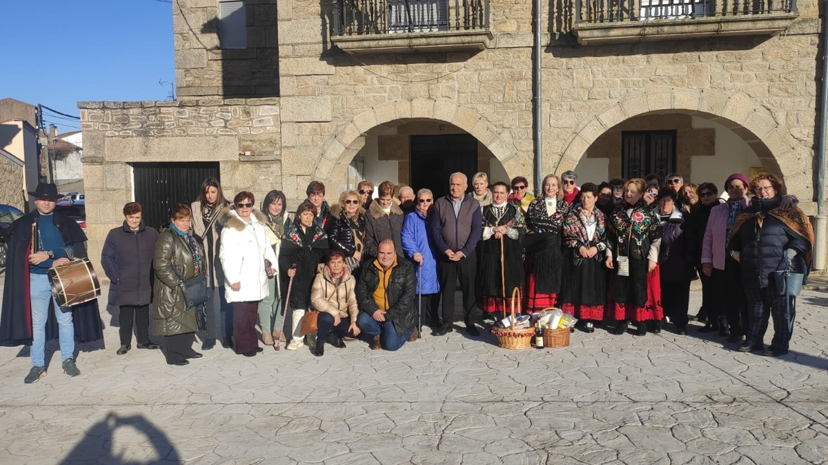Una treintena de mujeres animan la fiesta de las águedas en Barruecopardo