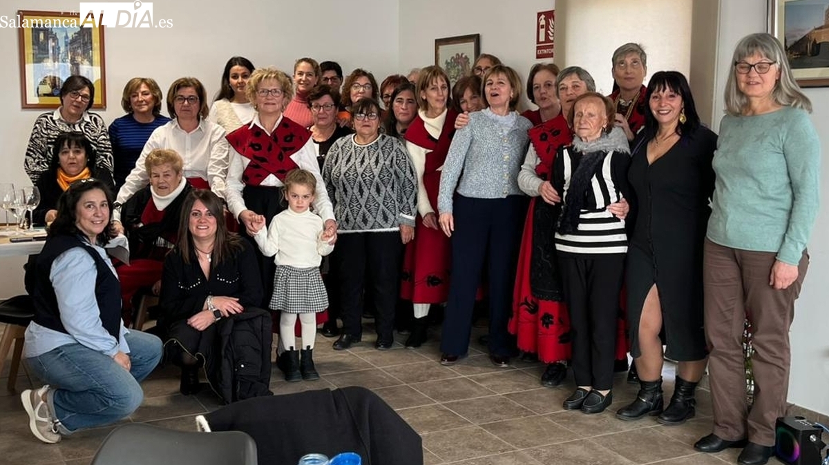 Las mujeres de Villaseco de los Reyes celebran la fiesta de las àguedas con una bulliciosa comida de hermandad