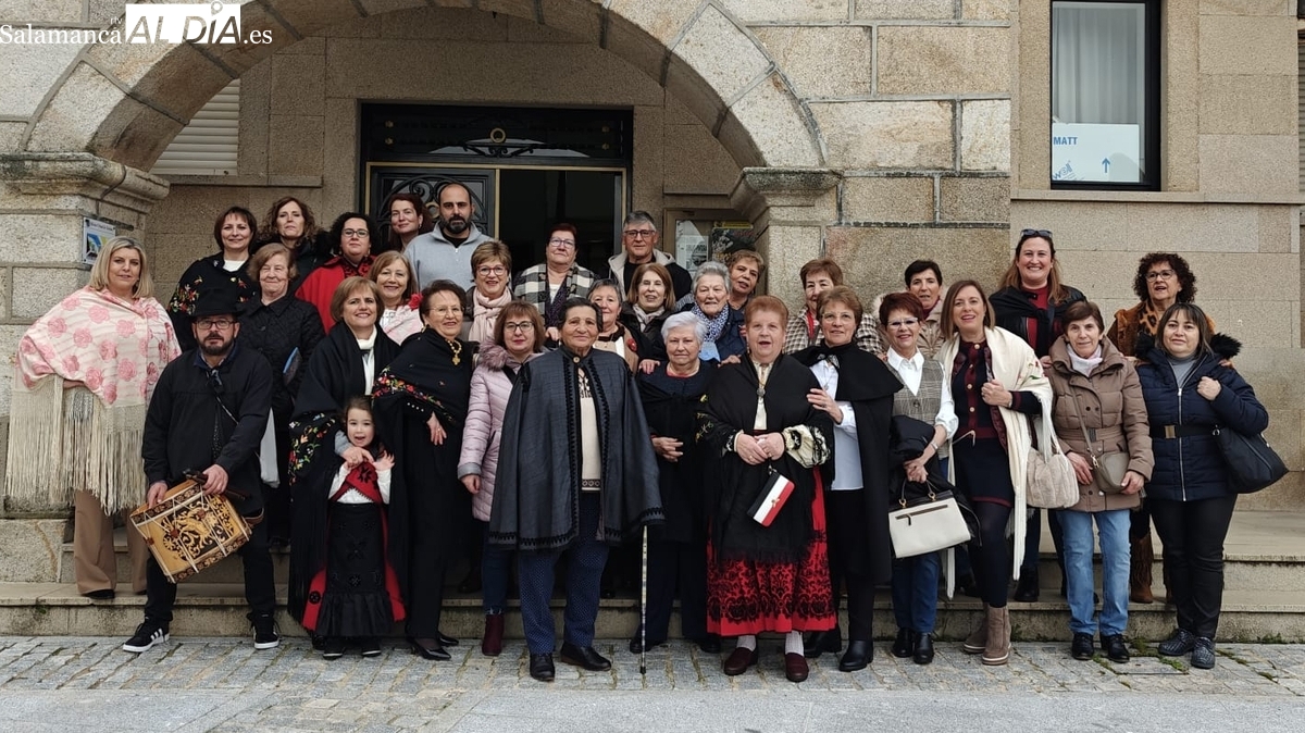 Las mujeres de Vilvestre reciben el bastón de mando municipal de la manos del alcalde Juan Ángel Gorjón