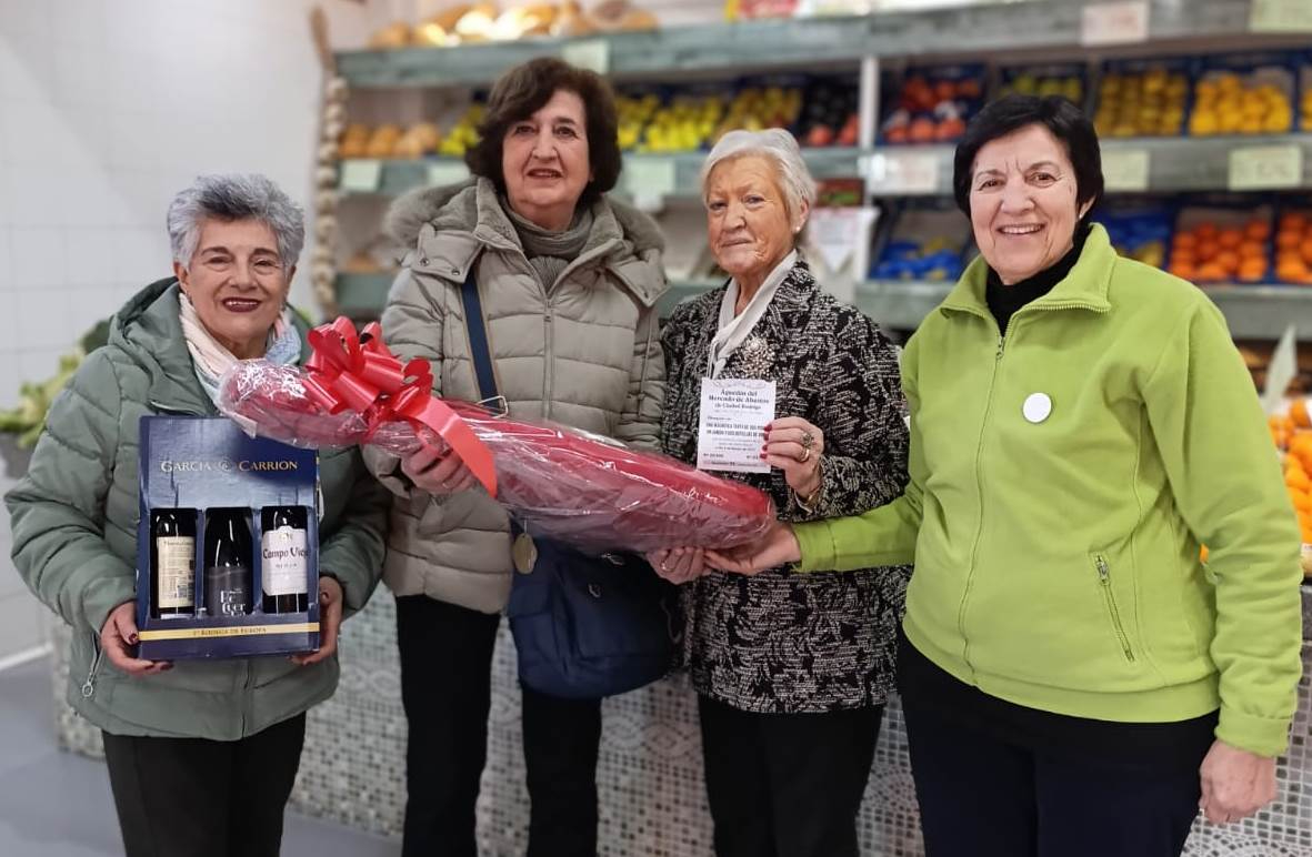 Las Águedas del Mercado de Abastos entregan los premios de su rifa