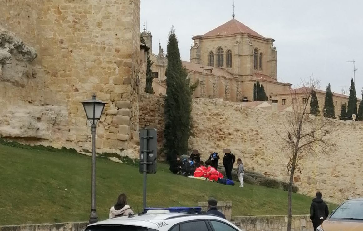 Un joven cae desde la muralla del Huerto de Calixto y Melibea