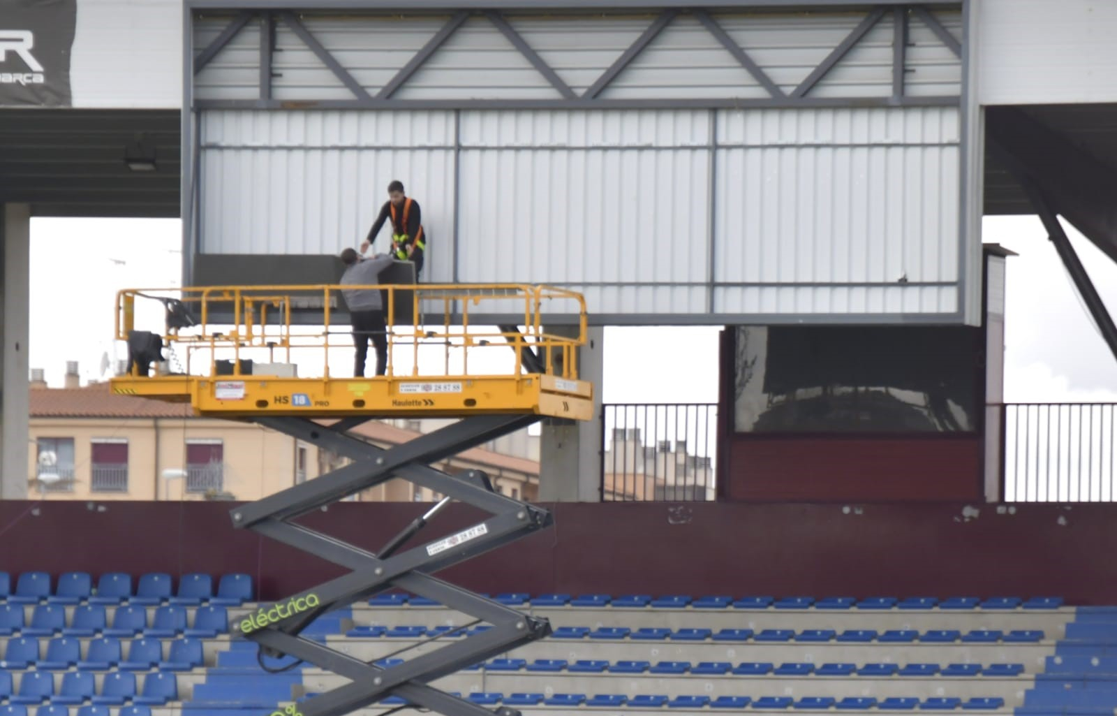 Comienza la reinstalación de los videomarcadores del Reina Sofía en la parte central y Unionistas entrena al completo (GALERÍA DE FOTOS) 