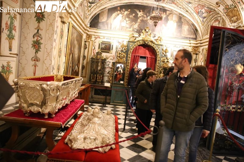 Santa Teresa de Jesús: su urna de plata, obra maestra del siglo XVIII, en veneración pública