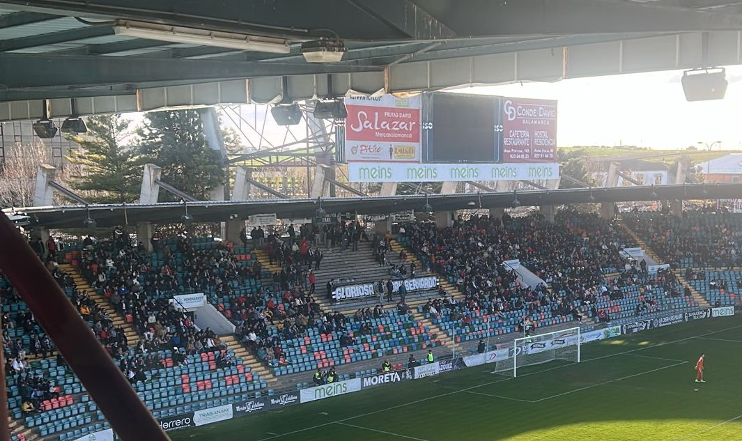 Trifulca en el Fondo Sur del Helmántico durante el Salamanca UDS - Llanera y la grada de animación abandona el estadio