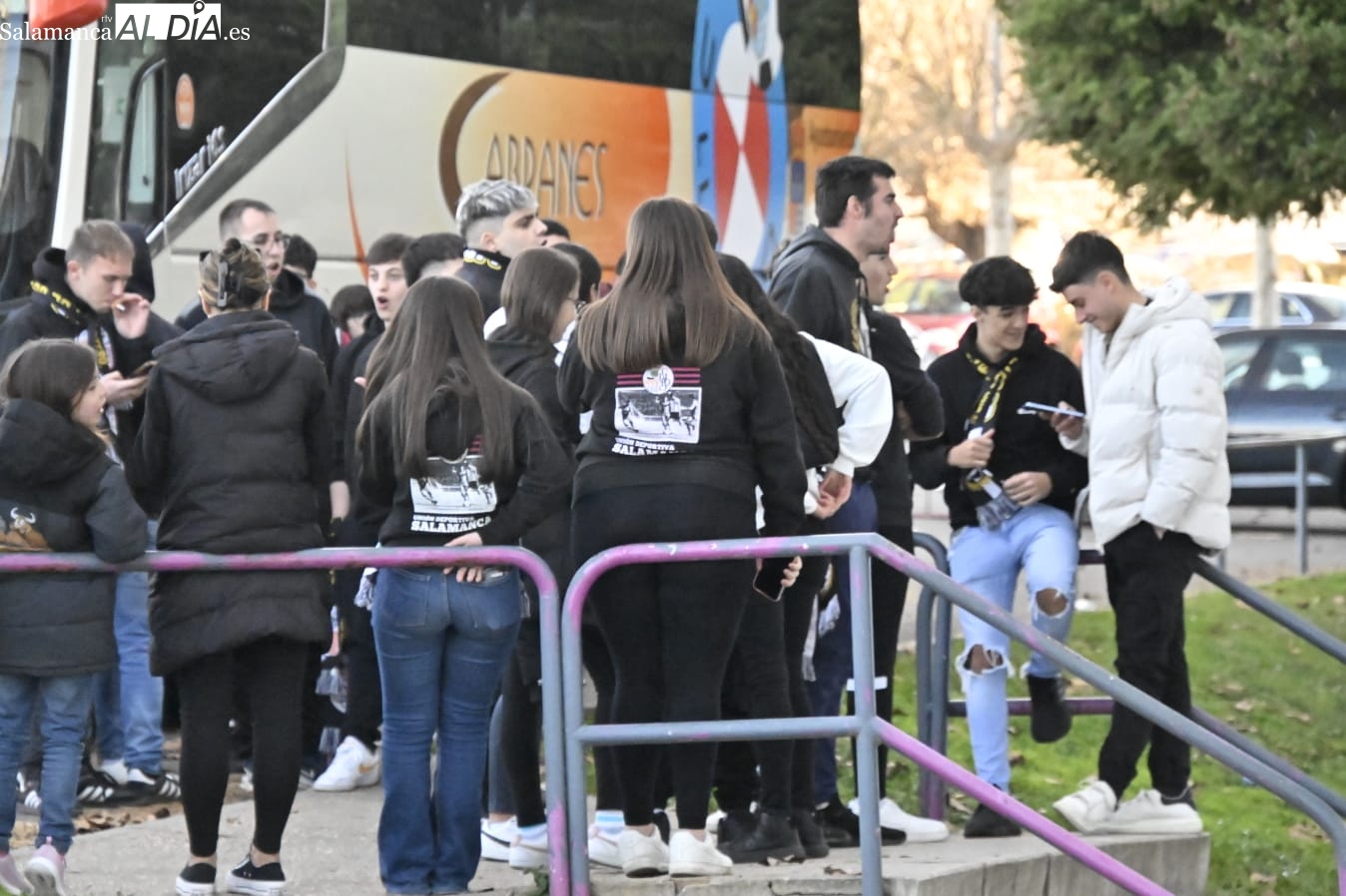 Aficionados del Salamanca UDS se trasladan del Fondo Sur a la puerta de vestuarios ¡en el descanso del Salamanca UDS - Llanera! (FOTOS)