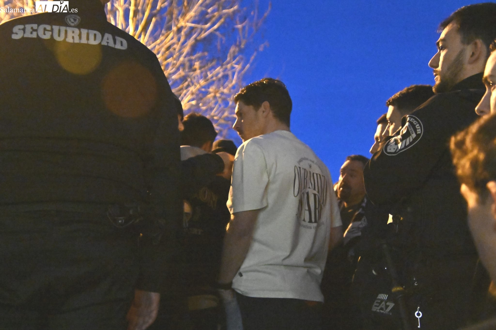 FOTOS Y VÍDEO | Deleznable imagen del Salamanca UDS de Dueñas con el Llanera: pelea en Fondo Sur, abandono de la grada de animación y lío en vestuarios (0-3)