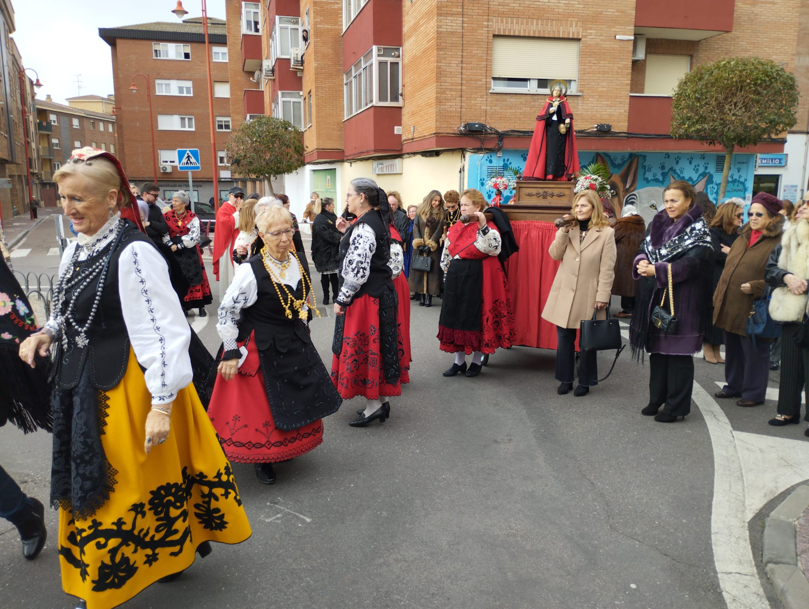 Las Águedas de Santa Marta llenan el municipio de ambiente festivo