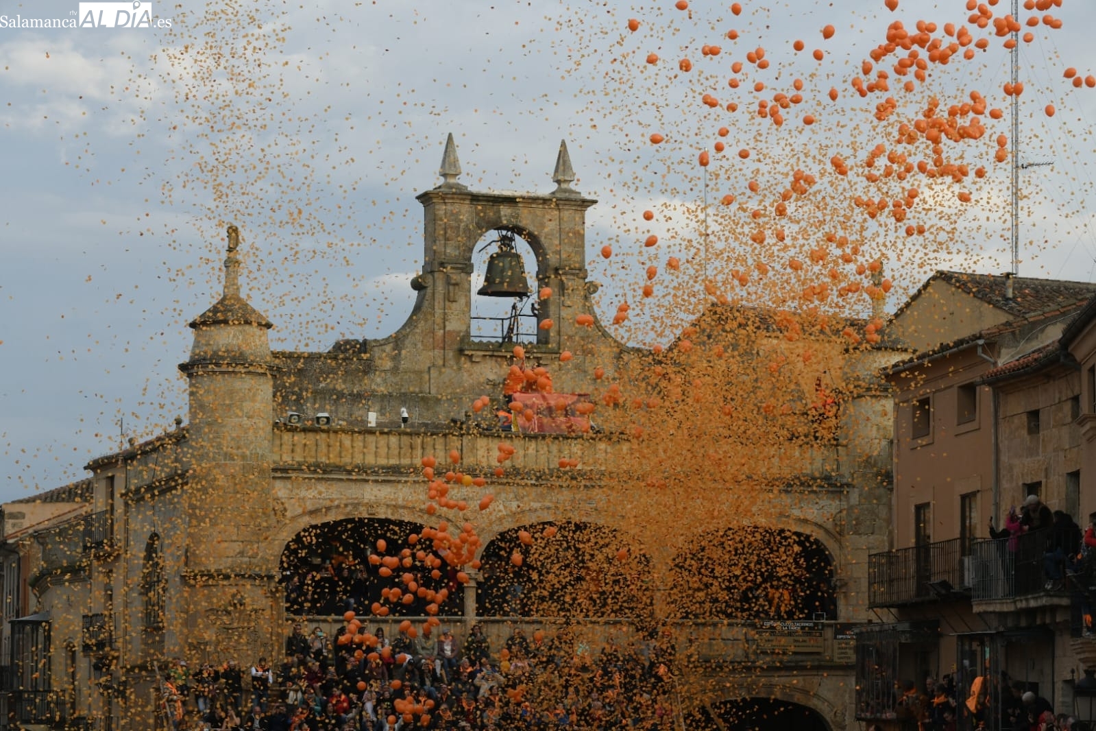 El multitudinario Campanazo recuerda a Conrado en la edición con más pañuelos de la historia