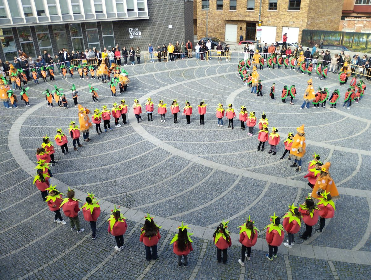 Los niños del colegio Miguel Hernández inauguran el Carnaval en Santa Marta