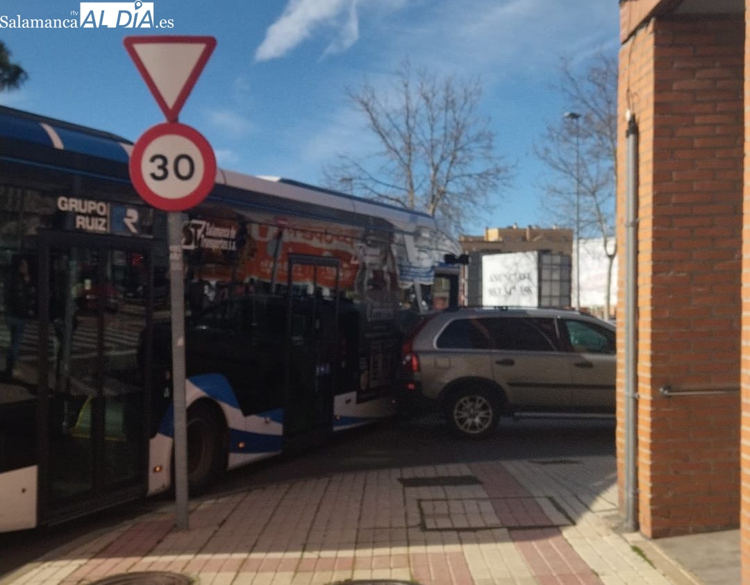 Aparatosa colisión entre un bus urbano y un turismo en Jesús Arambarri
