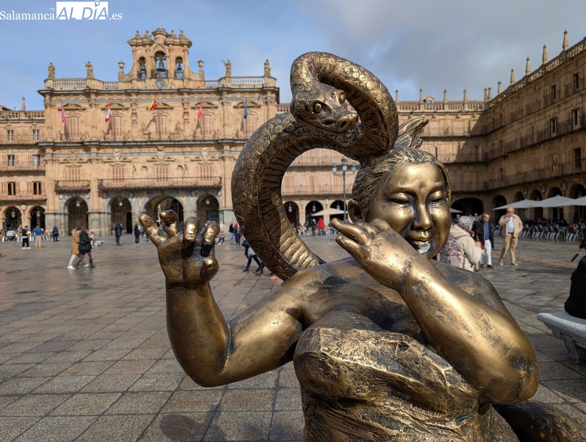 La Policía pilla a un grupo de jóvenes tratando de doblar la flauta de la escultura de la Plaza Mayor de Salamanca