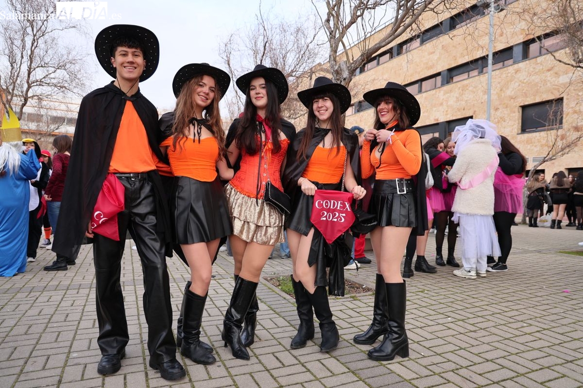 FOTOS y VÍDEO | Las fiestas de Derecho llenan Salamanca de alegría y color con su desfile de San Raimundo