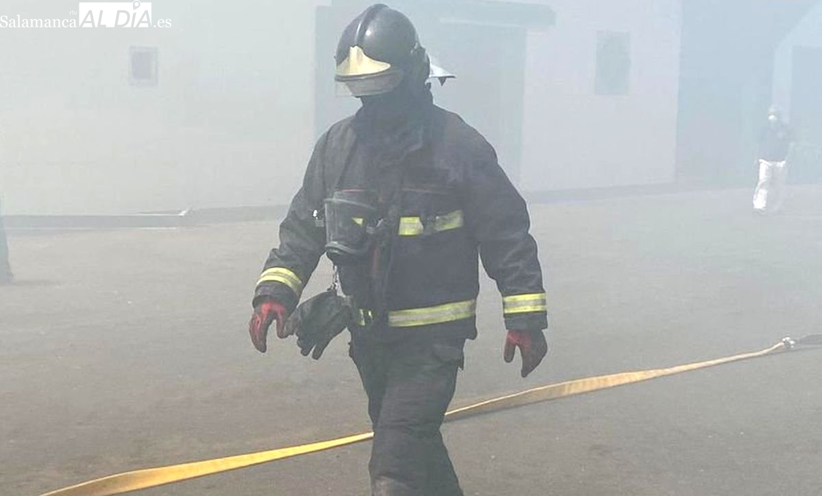 Tres vehículos calcinados tras un incendio en Carbajosa de la Sagrada