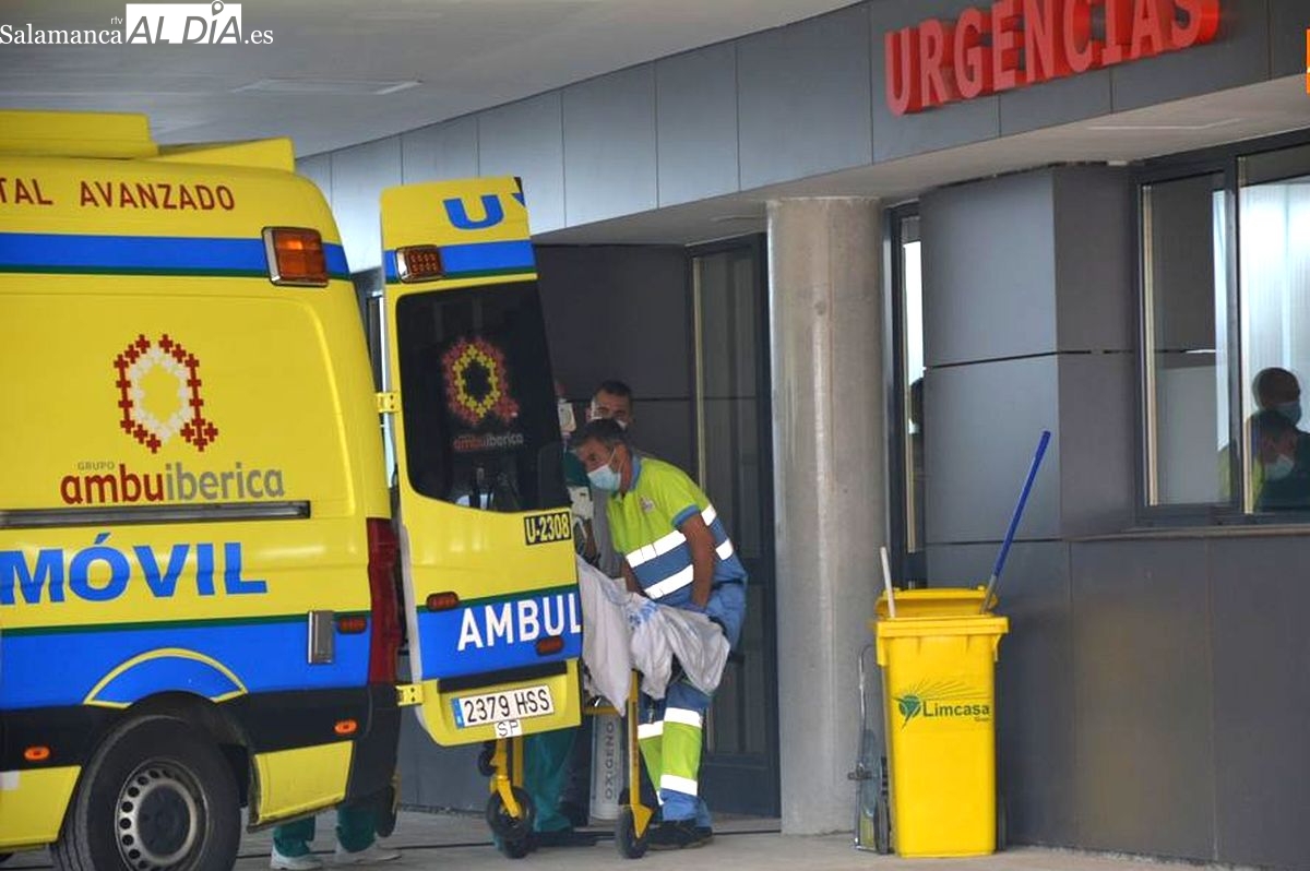 El choque de un tráiler y una grúa en la A-66, en Guijuelo, deja un herido trasladado en UVI móvil
