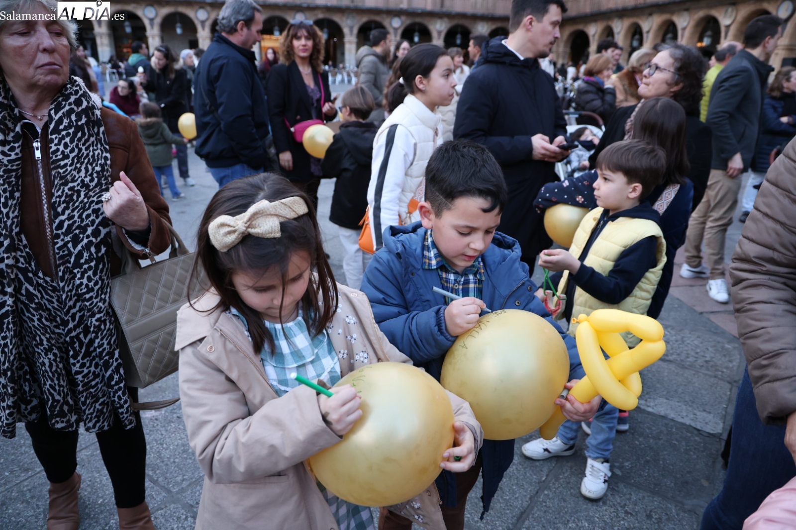 Emotiva suelta de globos en apoyo a la lucha contra el cáncer infantil (FOTOS y VÍDEO)