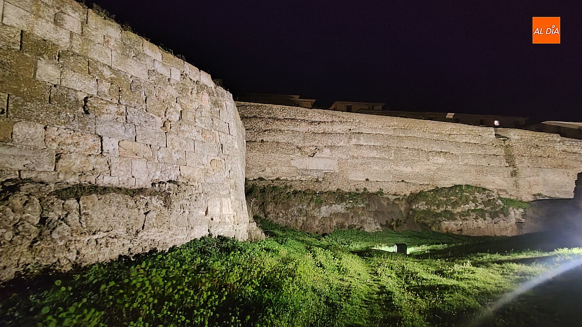 El tramo entre las Puertas de Amayuelas y de La Colada empieza a lucir su nueva iluminación artística
